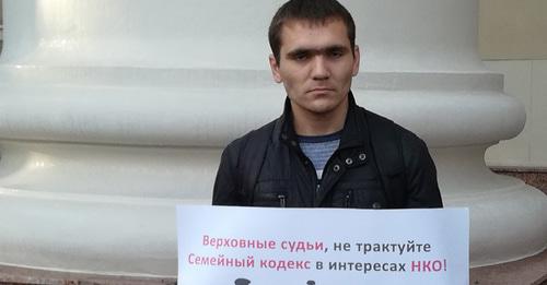 Активист Виктор Шилин на одиночном пикете в Волгограде. 13 ноября 2017 г. Фото Татьяны Филимоновой для "Кавказского узла" Активист Виктор Шилин на одиночном пикете в Волгограде. 13 ноября 2017 г. Фото Татьяны Филимоновой для "Кавказского узла"