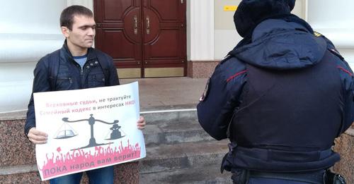 Активист Виктор Шилин общается с сотрудниками полиции. Волгоград, 13 ноября 2017 г. Фото Татьяны Филимоновой для "Кавказского узла"