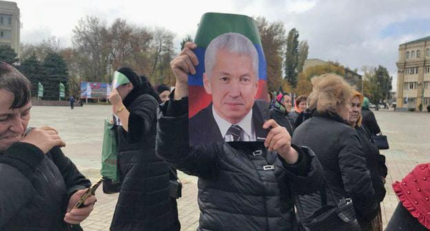 Участники акции протеста погорельцев с рынка "Дагэлектромаш". Махачкала, 14 ноября 2017 г. Фото Патимат Махмудовой для "Кавказского узла"