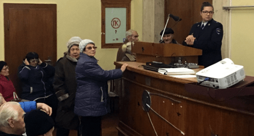 Встреча обманутых вкладчиков кредитно-потребительского кооператива "Волгоградский Фонд Сбережений" и сотрудникам УМВД России по г. Волгограду по расследованию организованной преступной деятельности в сфере экономики. Фото http://v102.ru/investigation/68661.html Встреча обманутых вкладчиков кредитно-потребительского кооператива "Волгоградский Фонд Сбережений" и сотрудникам УМВД России по г. Волгограду по расследованию организованной преступной деятельности в сфере экономики. Фото http://v102.ru/investigation/68661.html