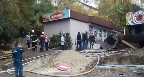 Ликвидация пожара в сочинском общежитии. Фото Светланы Кравченко для "Кавказского узла" Ликвидация пожара в сочинском общежитии. Фото Светланы Кравченко для "Кавказского узла"