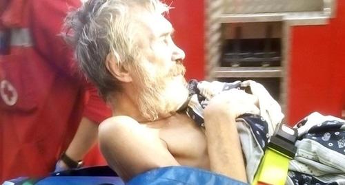 Эвакуация пострадавшего при пожаре в Сочи. Фото Светланы Кравченко для "Кавказского узла" Эвакуация пострадавшего при пожаре в Сочи. Фото Светланы Кравченко для "Кавказского узла"