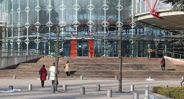 Центральный вход в здание Европейского суда по правам человека. Фото © Ralph Hammann - Wikimedia Commons https://ru.wikipedia.org/
