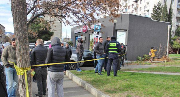 За ходом проведения спецоперации наблюдают представители СМИ и местные жители. Тбилиси, 22 ноября 2017 г. Фото Инны Кукуджановой для "Кавказского узла"
