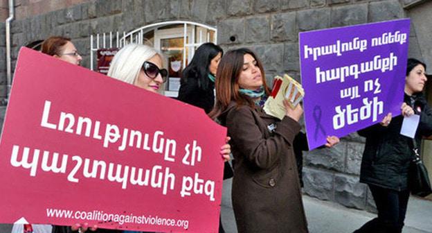 Участники шествия «Против насилия над женщинами». Надпись на плакате: "Женщины, знайте свои права!". Ереван, ноябрь 2016 г.  Фото Армине Мартиросян для "Кавказского узла"