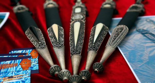 Кинжалы чеченских оружейников, представленные на Международном фестивале холодного оружия "Кинжал-2014". Назрань, 2014 г. Фото: официальный сайт Комитета Правительства Чеченской Республики по туризму http://www.chechentourism.ru