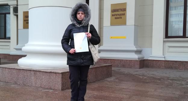 Ольга Демина на одиночном пикете около здания администрации Волгоградской области. 1 декабря 2017 года. Фото Татьяны Филимоновой для "Кавказского узла".