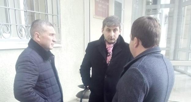 Адвокат Александр Аганов (в центре) в окружении других участников процесса. Фото Валерия Люгаева для "Кавказского узла"