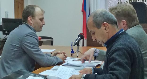 Адвокаты Акиф Исмаилов (на первом плане справа) и Евгений Горбунов. Слева - следователь. Фото Татьяны Филимоновой для "Кавказского узла"