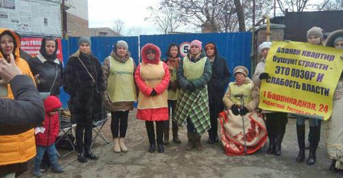 Обманутые дольщики ЖК "1-я Баррикадная, 24.  7 декабря 2017 года. Фото Константина Волгина для "Кавказского узла"
