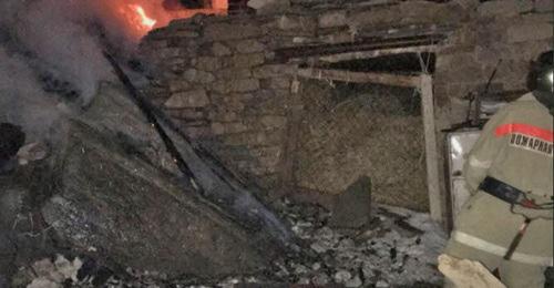 Пожар в селе Кванкеро. Дагестан, 10 декабря 2017 г. Фото: пресс-службе ГУ МЧС по Республики Дагестан Пожар в селе Кванкеро. Дагестан, 10 декабря 2017 г. Фото: пресс-службе ГУ МЧС по Республики Дагестан