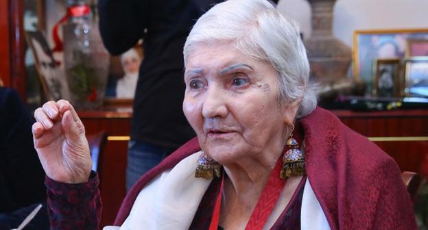 Фазу Алиева. Фото:  Управление пресс-службы и информации Администрации Главы и Правительства РД http://www.minkultrd.ru/news/news_list/Narodnuyu_poetessu_Dagestana_Fazu_Alievu_s_dnem_rozhdeniya_pozdravil_Ramazan_Abdulatipov_/