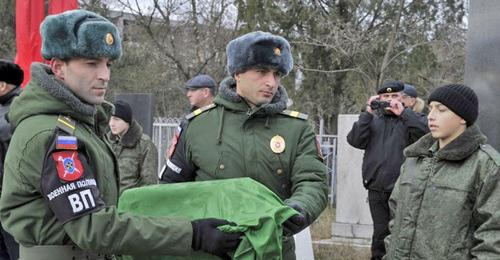 Церемония перезахоронения останков сержанта Мухамеда Казбекова, погибшего в боях под Ленинградом в годы Великой Отечественной войны. Махачкала, 11 декабря 2017 года. Фото: Пресс-служба министерства сельского хозяйства и продовольствия Республики Дагестан http://mcxrd.ru/