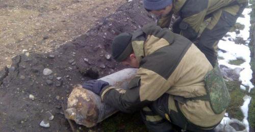 Специалисты обезвредили в столице Чечни неразорвавшуюся авиабомбу, пролежавшую под землей более 20 лет. 12 декабря 2017 г. Фото: Пресс-служба МЧС России http://95.mchs.gov.ru/pressroom/news/item/6213215/ Специалисты обезвредили в столице Чечни неразорвавшуюся авиабомбу, пролежавшую под землей более 20 лет. 12 декабря 2017 г. Фото: Пресс-служба МЧС России http://95.mchs.gov.ru/pressroom/news/item/6213215/