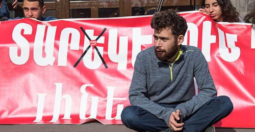 Голодовка студентов против отмены отсрочки от армии. Фото © Sputnik/ Karen Yepremyan https://ru.armeniasputnik.am/society/20171218/9852270/golodnyj-protest-armyanskie-studenty-vnov-vystupili-protiv-otsrochki-ot-armii.html