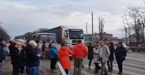 Жители поселка на Кубани перекрыли трассу после пожара. 18 декабря 2017 года. Фото: кадр из видео пользователя
Туподар Краснодар
https://www.youtube.com/watch?time_continue=28&v=8Y3W2HwboJU Жители поселка на Кубани перекрыли трассу после пожара. 18 декабря 2017 года. Фото: кадр из видео пользователя
Туподар Краснодар
https://www.youtube.com/watch?time_continue=28&v=8Y3W2HwboJU