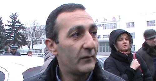 Сотрудник "Кавказкабеля". Фото: Стоп-кадр видео "Рабочие завода "Кавказкабель" требуют зарплату" (КБР), https://www.youtube.com/watch?v=yVnG3BHP7hc