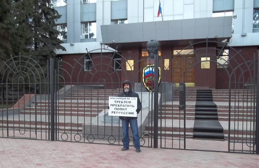 Михаил Анисенко в одиночном пикете у здания ФСБ Астрахани 20.12.2017. Фото Елены Гребенюк для "Кавказского узла"