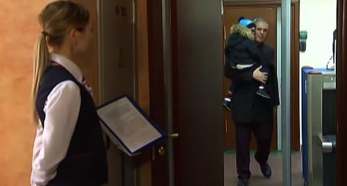 Встреча дагестанской девочки из Ирака в аэропорту. Стоп-кадр видео https://www.youtube.com/watch?time_continue=145&v=eBAAg00Y7PM