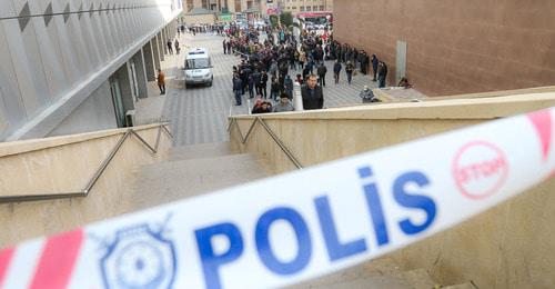 Люди эвакуированы из бакинского вокзала из-за угрозы взрыва. Баку, 21 декабря 2017 г. Фото Азиза Каримова для "Кавказского узла" Люди эвакуированы из бакинского вокзала из-за угрозы взрыва. Баку, 21 декабря 2017 г. Фото Азиза Каримова для "Кавказского узла"