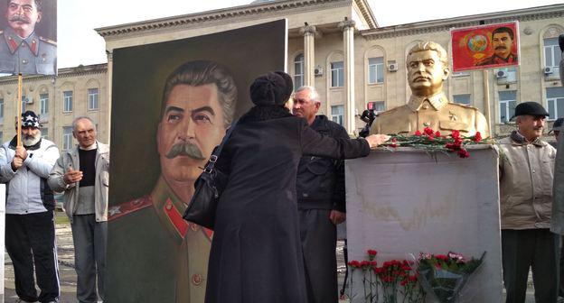 Акция памяти Сталина в Гори 21 декабря 2017. © Radio Tavisupleba/ Goga Aptsiauri. https://www.radiotavisupleba.ge/a/stalinis-dabadebis-dge-gorshi/28931395.html