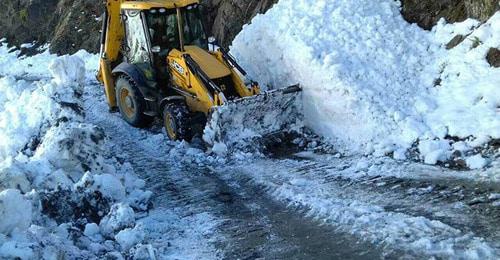 Тяжелая техника расчищает дорогу от снега. Фото: Roads Department of Georgia 
https://sputnik-georgia.ru/georgia/20171011/237702944/Iz-za-snegopada-zakryta-doroga-v-Tusheti.html
