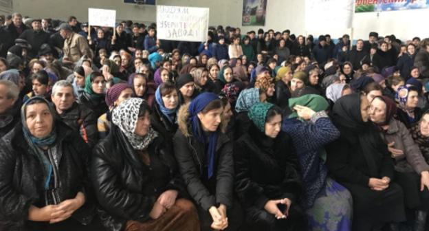 Участники митинга в селе Берикей. 22 декабря 2017 год. Фото: Патимат Махмудова для "Кавказского узла".