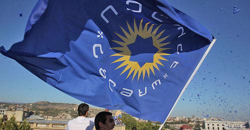 Флаг правящей партии "Грузинская мечта - Демократическая Грузия". Фото © Sputnik/ Mikhail Mokrushin
https://sputnik-georgia.ru/reviews/20171007/237649503/Kompromissov-bolshe-ne-budet-ultimatum-Mechty-prezidentu-Gruzii.html