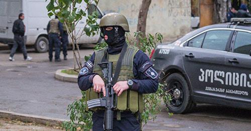 Сотрудник силовых структур во время спецоперации в Тбилиси. Фото © Sputnik / Levan Avlabreli https://sputnik-georgia.ru/incidents/20171205/238428491/Stalo-izvestno-otkuda-u-terroristov-v-Tbilisi-pojavilos-oruzhie.html Сотрудник силовых структур во время спецоперации в Тбилиси. Фото © Sputnik / Levan Avlabreli https://sputnik-georgia.ru/incidents/20171205/238428491/Stalo-izvestno-otkuda-u-terroristov-v-Tbilisi-pojavilos-oruzhie.html
