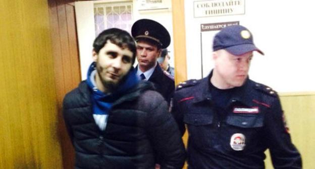 Сотрудники полиции ведут Заура Дадаева по коридору суда. Москва, апрель 2015 г. Фото Юлии Буславской для "Кавказского узла"