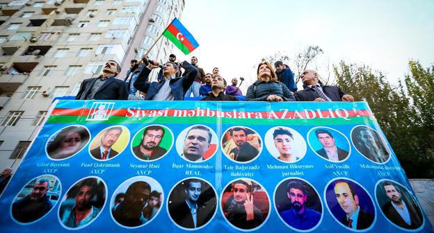 Портреты азербайджанских политзаключенных на митинге протеста оппозиции. Баку, 28 октября 2017 года. Фото Азиза Каримова для "Кавказского узла"