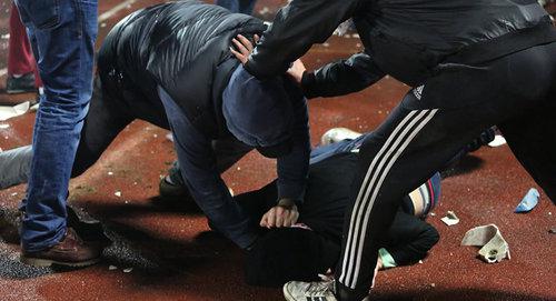 Драка. Фото Sputnik / Anna Solovyeva https://ru.sputnik.az/incidents/20180105/413474859/ubijstvo-devushka-otnoshenie-draka-geranboj.html
 