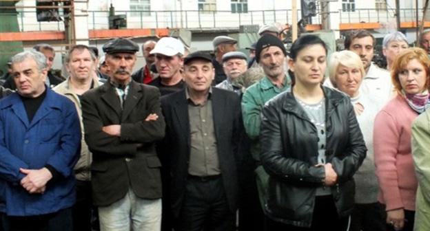 Участники митинга сотрудников ОАО "Авиаагрегат". Фото Патимат Махмудовой для "Кавказского узла"