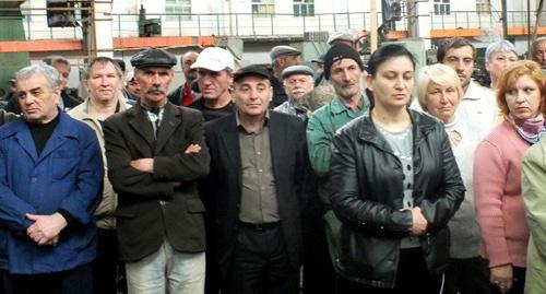 Участники митинга сотрудников ОАО "Авиаагрегат". Фото Патимат Махмудовой для "Кавказского узла" Участники митинга сотрудников ОАО "Авиаагрегат". Фото Патимат Махмудовой для "Кавказского узла"