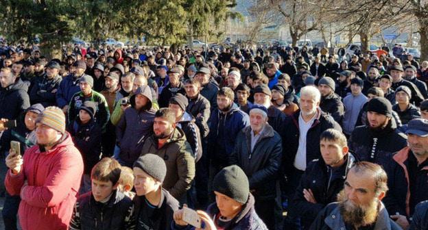 Акция жителей села Дуиси (Грузия) против действий спецназа в связи с ранением 19-летнего Темирлана Мачаликашвили. Декабрь 2017 года. Фото: North Caucasus Service (RFE/RL)