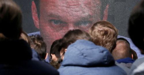 Алексей Навальный на экране общается со своими сторонниками. Москва, 24 декабря 2017 г. Фото: REUTERS/MAXIM SHEMETOV