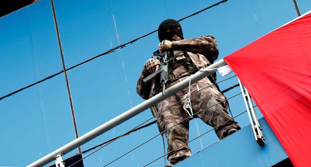 Сотрудник силовых структур. Турция. Фото: REUTERS/Murad Sezer