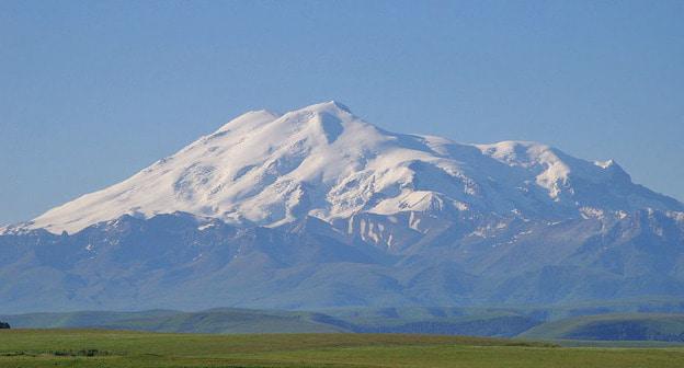 Вид на Эльбрус. Карачаево-Черкесия. Фото: LxAndrew https://ru.wikipedia.org