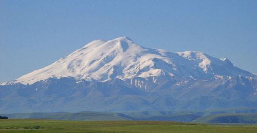 Вид на Эльбрус. Карачаево-Черкесия. Фото: LxAndrew https://ru.wikipedia.org