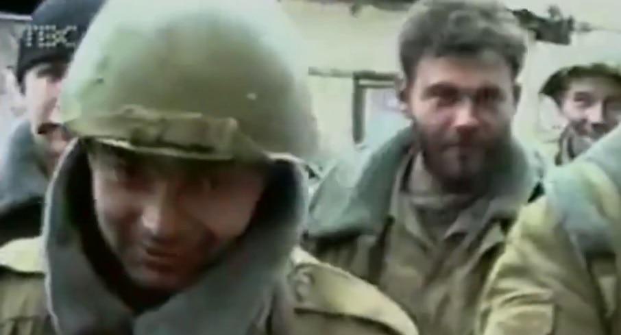 Олег Ситников в 1995 году a Грозном. Фото: скриншот архивного видео Юрия Шевчука, https://www.youtube.com/watch?v=Bjg7WSd8dyQ
