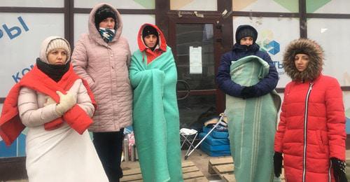 Дольщики ЖК «Территория счастья» возле закрытого офиса продаж. Краснодар, 12 января 2018 г. Фото Анны Грицевич для "Кавказского узла"