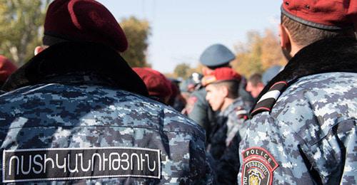 Сотрудники полиции. Фото © Sputnik/ Aram Nersesyan
https://ru.armeniasputnik.am/incidents/20171222/9914133/detali-dnevnogo-ubijstva-v-erevane-prodavca-zarezali-iz-za-vesa-produktov.html Сотрудники полиции. Фото © Sputnik/ Aram Nersesyan
https://ru.armeniasputnik.am/incidents/20171222/9914133/detali-dnevnogo-ubijstva-v-erevane-prodavca-zarezali-iz-za-vesa-produktov.html