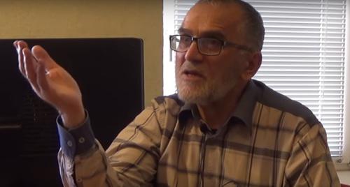 Казим Нурмагомедов - отец обвиняемого в финансировании боевиков Шамиля Нурмагомедова - во время интервью "Кавказскому узлу". Стопкадр видео http://www.kavkaz-uzel.eu/videos/4969 Казим Нурмагомедов - отец обвиняемого в финансировании боевиков Шамиля Нурмагомедова - во время интервью "Кавказскому узлу". Стопкадр видео http://www.kavkaz-uzel.eu/videos/4969