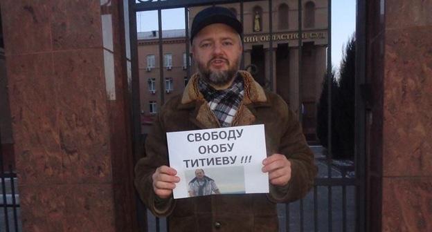 Анатолий Болтыхов проводит пикет в поддержку Оюба Титиева. Волгоград, 14 января 2018 года. Фото Татьяны Филимоновой для "Кавказского узла"