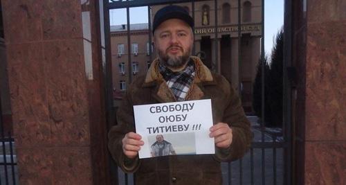 Анатолий Болтыхов проводит пикет в поддержку Оюба Титиева. Волгоград, 14 января 2018 года. Фото Татьяны Филимоновой для "Кавказского узла"