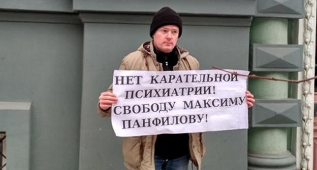 Алексей Тюрин на пикете в защиту Максима Панфилова. Фото: Елена Гребенюк для "Кавказского узла".
