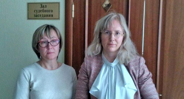 Мама Максима Панфилова (слева) и адвокат Мария Куракина. Фото Елены Гребенюк для "Кавказского узла"