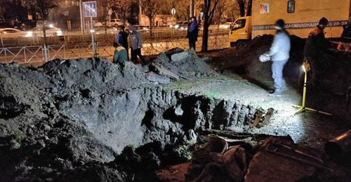 Устранение аварии на водопроводе. Фото Николая Плахова, Юга.ру Устранение аварии на водопроводе. Фото Николая Плахова, Юга.ру