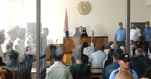 Суд над участниками отряда "Сасна "Црер". Фото © Sputnik/ Aram Nersisyan https://ru.armeniasputnik.am/armenia/20170726/8086963/sud-reshil-nakazat-advokatov-sasna-crer.html Суд над участниками отряда "Сасна "Црер". Фото © Sputnik/ Aram Nersisyan https://ru.armeniasputnik.am/armenia/20170726/8086963/sud-reshil-nakazat-advokatov-sasna-crer.html
