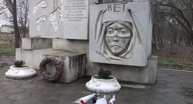 Оскверненный памятник жертвам теракта 1996 года в Кизляре, 25 января 2018 года. Фото пресс-службы администрации Кизляра. 